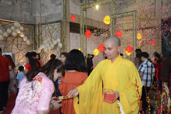 Over 70.000 red pockets had been given in the first New Year day