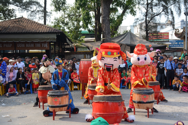 Over 70.000 red pockets had been given in the first New Year day