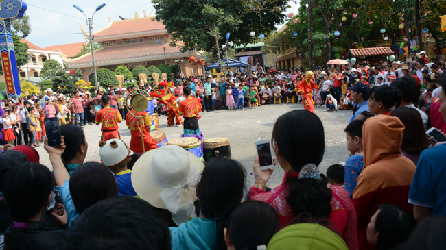 Over 70.000 red pockets had been given in the first New Year day