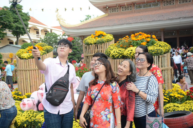 Over 70.000 red pockets had been given in the first New Year day