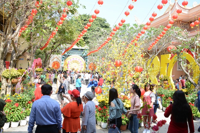 Series of photos on the 2nd  day of Tet Holiday