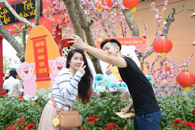 Series of photos on the 2nd  day of Tet Holiday