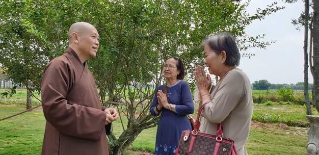 Phật tử đến đảnh lễ chúc Tết TT. Thích Chân Tính mồng hai Tết