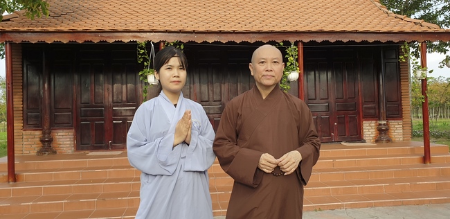 Phật tử đến đảnh lễ chúc Tết TT. Thích Chân Tính mồng hai Tết