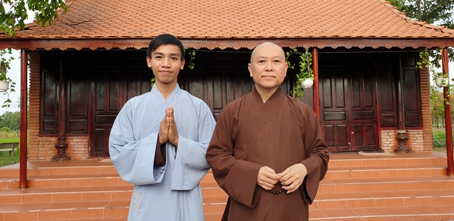 Phật tử đến đảnh lễ chúc Tết TT. Thích Chân Tính mồng hai Tết