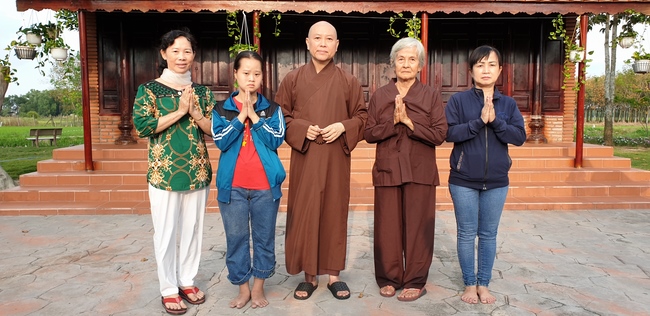 Phật tử đến đảnh lễ chúc Tết TT. Thích Chân Tính mồng hai Tết