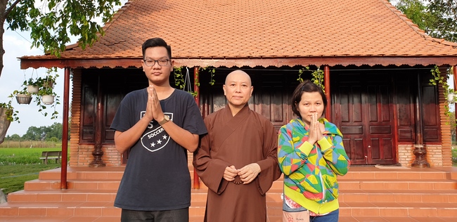 Phật tử đến đảnh lễ chúc Tết TT. Thích Chân Tính mồng hai Tết