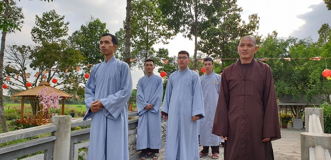 Phật tử đến đảnh lễ chúc Tết TT. Thích Chân Tính mồng hai Tết