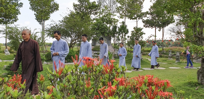 Phật tử đến đảnh lễ chúc Tết TT. Thích Chân Tính mồng hai Tết