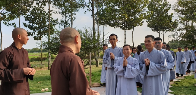 Phật tử đến đảnh lễ chúc Tết TT. Thích Chân Tính mồng hai Tết