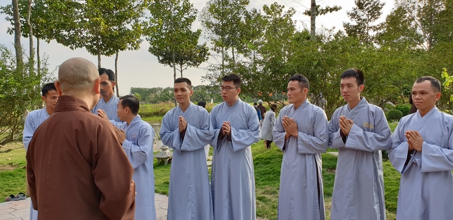 Phật tử đến đảnh lễ chúc Tết TT. Thích Chân Tính mồng hai Tết