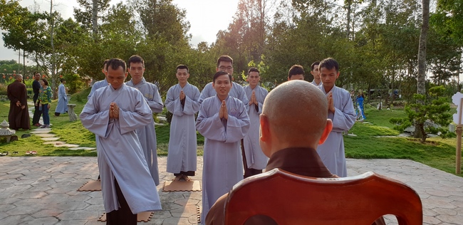 Phật tử đến đảnh lễ chúc Tết TT. Thích Chân Tính mồng hai Tết