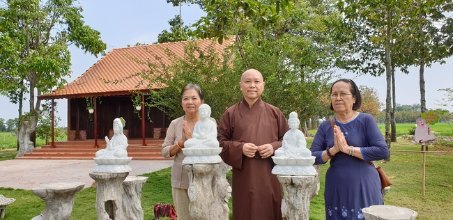 Phật tử đến đảnh lễ chúc Tết TT. Thích Chân Tính mồng hai Tết