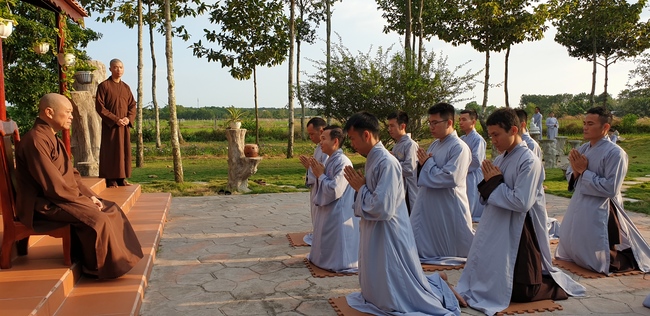 Phật tử đến đảnh lễ chúc Tết TT. Thích Chân Tính mồng hai Tết