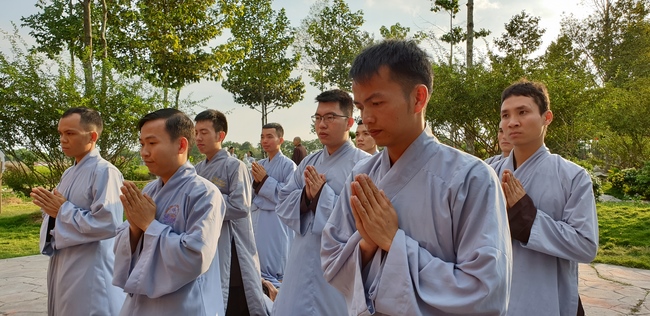 Phật tử đến đảnh lễ chúc Tết TT. Thích Chân Tính mồng hai Tết