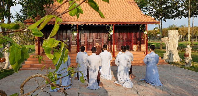 Phật tử đến đảnh lễ chúc Tết TT. Thích Chân Tính mồng hai Tết