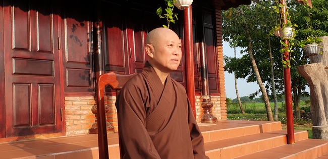 Phật tử đến đảnh lễ chúc Tết TT. Thích Chân Tính mồng hai Tết