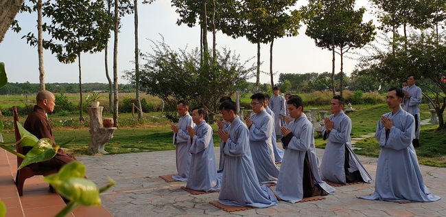 Phật tử đến đảnh lễ chúc Tết TT. Thích Chân Tính mồng hai Tết