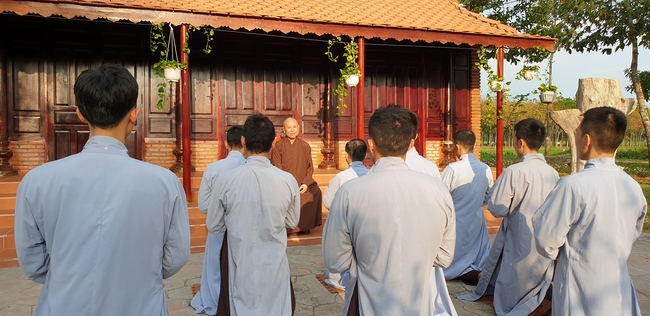 Phật tử đến đảnh lễ chúc Tết TT. Thích Chân Tính mồng hai Tết