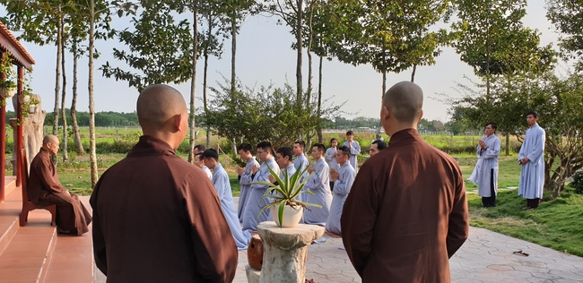 Phật tử đến đảnh lễ chúc Tết TT. Thích Chân Tính mồng hai Tết