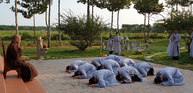 Phật tử đến đảnh lễ chúc Tết TT. Thích Chân Tính mồng hai Tết