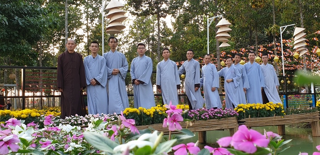 Phật tử đến đảnh lễ chúc Tết TT. Thích Chân Tính mồng hai Tết