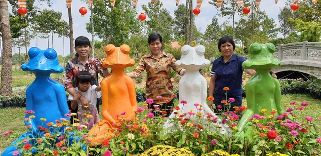 Phật tử đến đảnh lễ chúc Tết TT. Thích Chân Tính mồng hai Tết