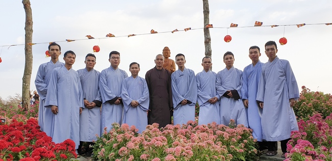 Phật tử đến đảnh lễ chúc Tết TT. Thích Chân Tính mồng hai Tết