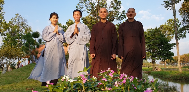 Phật tử đến đảnh lễ chúc Tết TT. Thích Chân Tính mồng hai Tết