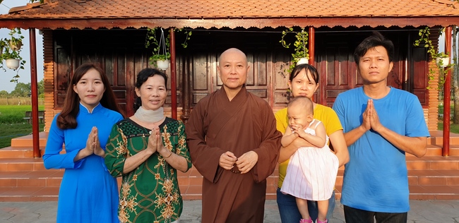 Phật tử đến đảnh lễ chúc Tết TT. Thích Chân Tính mồng hai Tết