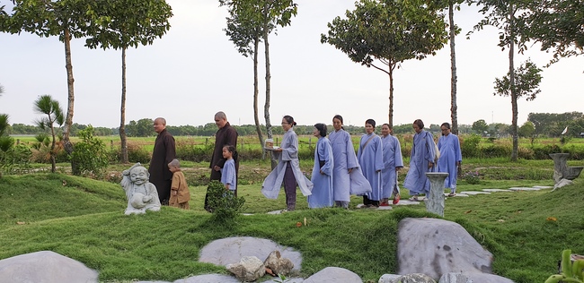 Phật tử đến đảnh lễ chúc Tết TT. Thích Chân Tính mồng hai Tết