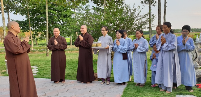 Phật tử đến đảnh lễ chúc Tết TT. Thích Chân Tính mồng hai Tết