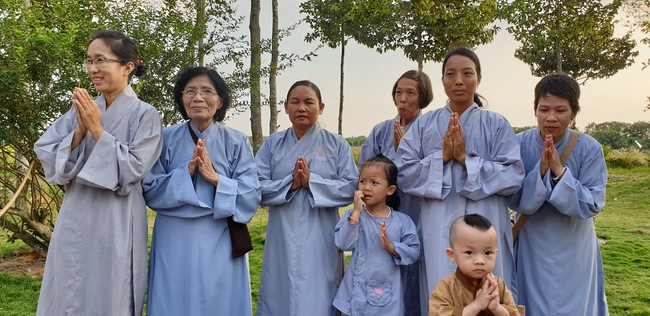 Phật tử đến đảnh lễ chúc Tết TT. Thích Chân Tính mồng hai Tết