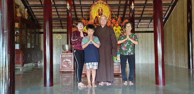 Phật tử đến đảnh lễ chúc Tết TT. Thích Chân Tính mồng hai Tết