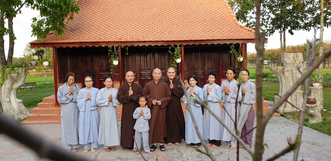 Phật tử đến đảnh lễ chúc Tết TT. Thích Chân Tính mồng hai Tết