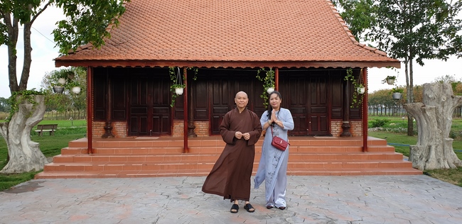 Phật tử đến đảnh lễ chúc Tết TT. Thích Chân Tính mồng hai Tết