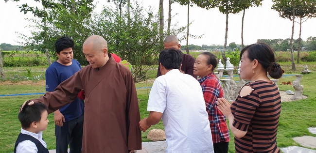 Phật tử đến đảnh lễ chúc Tết TT. Thích Chân Tính mồng hai Tết