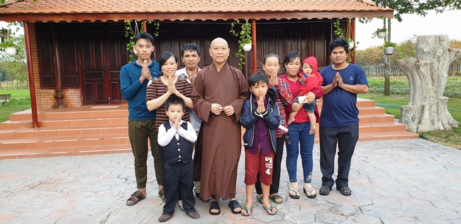 Phật tử đến đảnh lễ chúc Tết TT. Thích Chân Tính mồng hai Tết