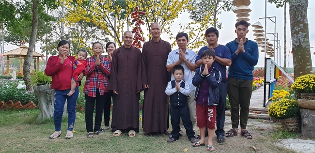 Phật tử đến đảnh lễ chúc Tết TT. Thích Chân Tính mồng hai Tết