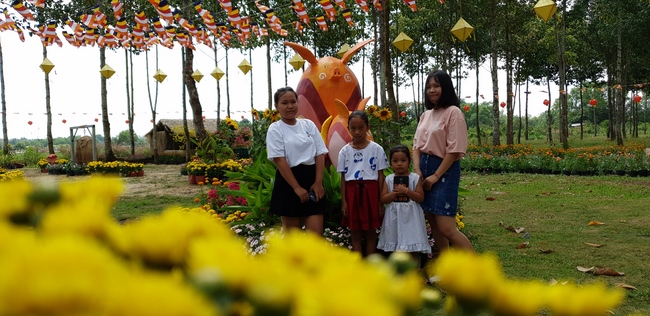 Phật tử đến đảnh lễ chúc Tết TT. Thích Chân Tính mồng hai Tết