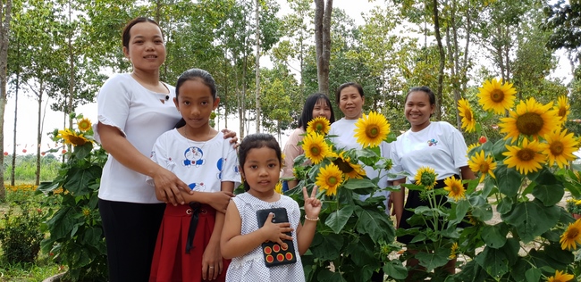 Phật tử đến đảnh lễ chúc Tết TT. Thích Chân Tính mồng hai Tết