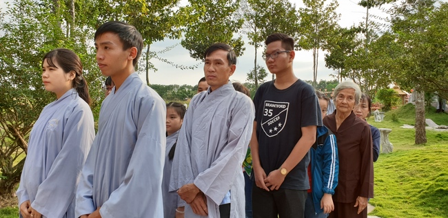 Phật tử đến đảnh lễ chúc Tết TT. Thích Chân Tính mồng hai Tết