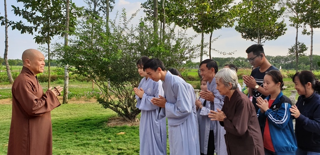 Phật tử đến đảnh lễ chúc Tết TT. Thích Chân Tính mồng hai Tết