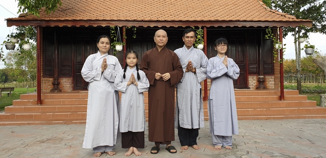 Phật tử đến đảnh lễ chúc Tết TT. Thích Chân Tính mồng hai Tết