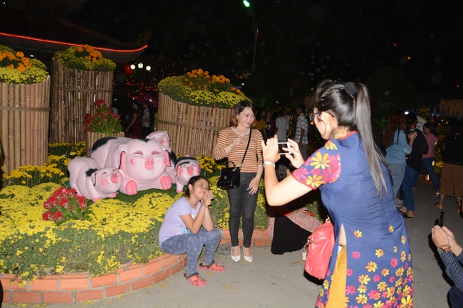 Series of photos on the 3rd day of Tet Holiday