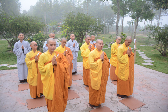 Nearly a thousand Buddhists wishing Senior Ven Thich Chan Tinh a Happy New Year on the lunar Third Day at Huong Phap Pagoda