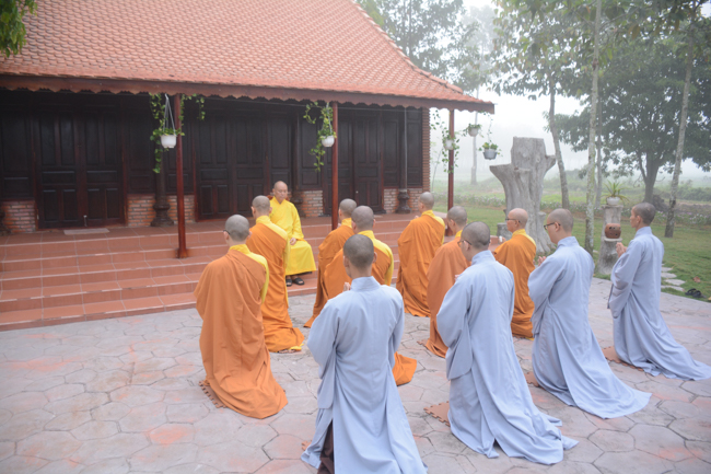 Nearly a thousand Buddhists wishing Senior Ven Thich Chan Tinh a Happy New Year on the lunar Third Day at Huong Phap Pagoda