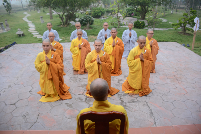 Nearly a thousand Buddhists wishing Senior Ven Thich Chan Tinh a Happy New Year on the lunar Third Day at Huong Phap Pagoda