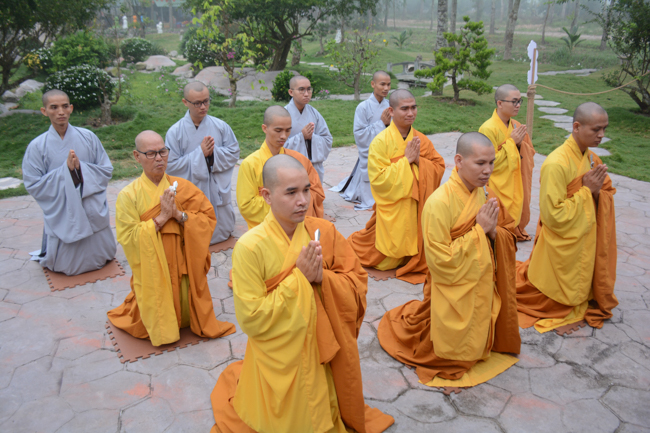 Nearly a thousand Buddhists wishing Senior Ven Thich Chan Tinh a Happy New Year on the lunar Third Day at Huong Phap Pagoda