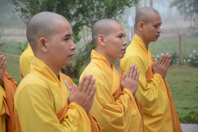 Nearly a thousand Buddhists wishing Senior Ven Thich Chan Tinh a Happy New Year on the lunar Third Day at Huong Phap Pagoda